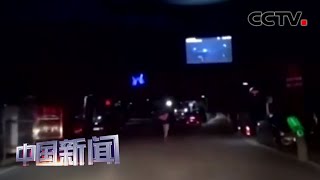 [中国新闻] 新疆：少年深夜举灯奔跑 为消防车带路获点赞 | CCTV中文国际