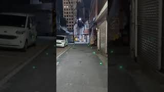 골목길 바닥 양쪽에 녹색 불빛이... 서울 중구 - Green lights on both sides of the road in Seoul