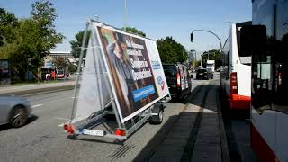 AfD-Plakatwagen fährt durch Hamburg