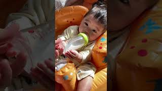 頑張ってミルクを一人で飲む赤ちゃん / Baby makes an effort to drink milk himself #Shorts