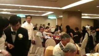 03/27/2010志堅婚禮-學儒被應邀上台唱歌祝福新人