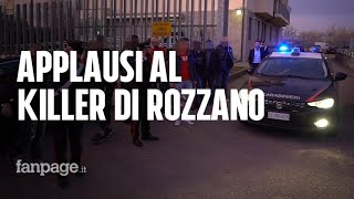 Omicidio Rozzano, baci e applausi dalla folla all’assassino scortato in carcere: “Bravo, bravo”