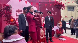 婚礼上主持人说蹦着下台可以抱双胞胎！喜婆婆就说喜公公