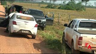 Caminhoneiro registra ação do Gefron que interceptou 3 carros roubados na fronteira