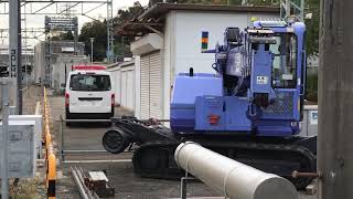 京急線駅改良工事中の金沢八景駅手前の踏切付近に置かれている、青色の自走式クローラクレーンです！