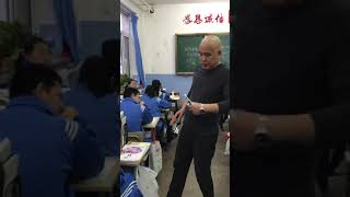 物理小实验生活大道理！就是眯一会不至于拿炮轰啊？😄😄@抖音小助手 #校园生活 #老师 #最强物理老师