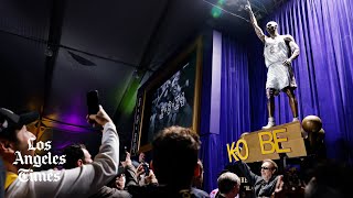 Lakers unveil Kobe Bryant statue