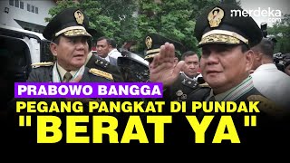 Reaksi Bangga Prabowo Sambil Pegang Bintang Empat di Pundak: Berat Ya