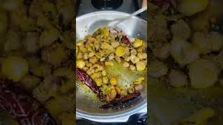 Village Chicken Salna😋😋😋/அம்மா செய்த கோழிக்குழம்பு/Arachuvita chicken kulambu/#shorts #ytshorts