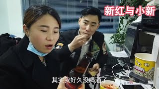 东北女人喝酒多豪迈？配上鱿鱼举起酒瓶就开喝 小伙直呼过分了！