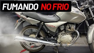 Moto fumando na primeira partida no frio