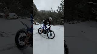 雪の中…電気バイクで走りまわる！ #kennytv #黒山健一 #雪の日 #電気バイク