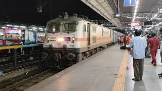 सौराष्ट्र मेल का अहमदाबाद पे शानदार आगमन। Saurashtra Mail Arriving At Ahmedabad.