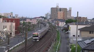 牛久駅北側の陸橋を高速で通過してホームに到着する上野東京ライン常磐線上りE531系