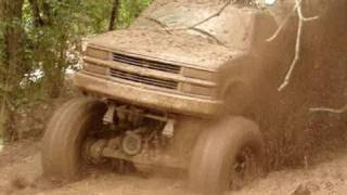 HUGE MUD TRUCK BREAKS U-JOINT BLASTIN THROUGH DEEP MUD HOLE!!