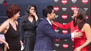 oops Kareena Kapoor brest touched by tushar kapoor oops moment Kareena At WHAT WOMEN WANT SEASON 2