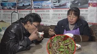 英子幺叔上山扛回1捆柴，幺妈炒盘美食犒劳，上桌先给幺叔夹精嘎嘎 【农村小英子】