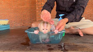 Mody Sit In Warm Bath Tub Let Daddy Take Bathinq For Him In Morning