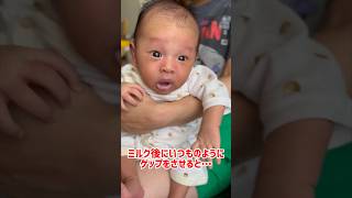 とんでもない表情でゲップ待ちする新生児