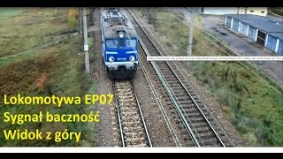 Lokomotywa EP07 przejazd pod kładką z sygnałem baczność