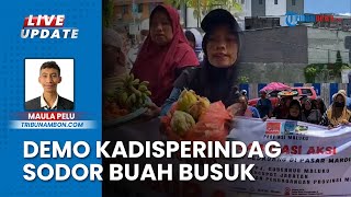 Teriak Pecat Kepala Disperindag Maluku, Pedagang Pasar Mardika Kecewa hingga Sodorkan Buah Busuk