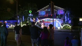 Waikele street has light display synchronized to music