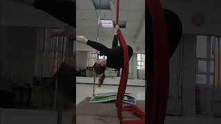 Перехват на полотнах  #shorts #aerial #aerialsilks #aerialhammock #aerialsilkstricks #Aerial_kz_