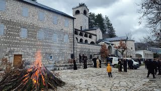 Nalaganje badnjaka ispred Cetinjskog manastira