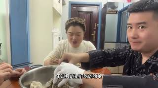 巨型乳山生蚝，个个肥圆滚滚肉质细腻乳白色，入口即化太鲜了！ #vlog日常#美食vlog#乳山生蚝#生蚝🦪#好物推荐🔥