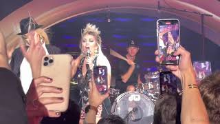 Miley Cyrus Sings “American Woman” in 2021! (Las Vegas Concert)