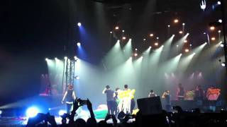 [FanCam] SS3 Singapore Encore perf + Ryeowook head being hit by a flying placard