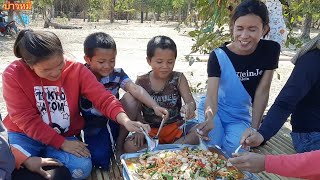 ยำหมูยอเต็มถาดใหญ่ๆ ให้คู่แฝดอรหันต์กิน แซบๆพี่น้องมากินกับเจ้เด้อ