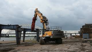 Liebherr R974C VH-HD demolition excavator with LaBounty MSD 7500R scrap shear - Lek Sloopwerken