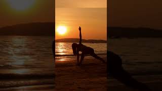 yoga pose saat sunset di dipinggir pantai