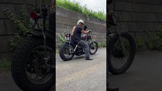 バイク屋 HANCAR motorcycle の日常。。Harley-Davidson 4speed Shovelhead に乗るお客様をお見送りしながら動画を撮らせてもらう髪長おじさん。。