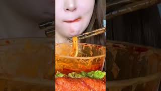 Niuniu eats sticky spicy hot pot and fried skewers#foodie#mukbang#shorts