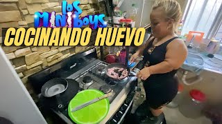 COCINANDO HUEVO, ES TODO UN RETO PARA LOS MINI BOYS