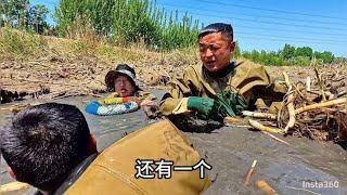 河道清淤就剩小沟没想到这么多大货！“扎猛徒手抓鱼”才最刺激