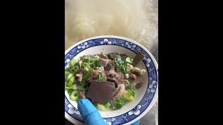 三伏天大集上羊肉汤生意火，20一碗肉杂混合还行吧 山东日照大集羊肉汤，大锅煮的看上去很不错#羊肉汤 #汤鲜味美 #喝羊汤 #民间美食