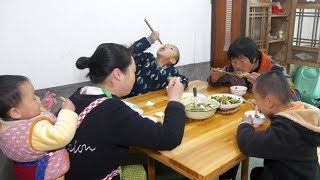 農村婆婆摘回來的小白菜，兒媳用豬油渣炒，實在太美味了