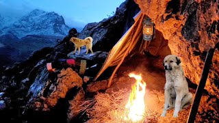 SOLO CAMPING:Building an anti-snow rock shelter in the mountains 🌧️ 🔥