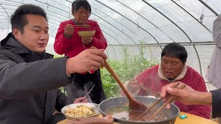 The weather has cooled down a bit, so we are making a goose stew in an iron pot in the greenhouse.