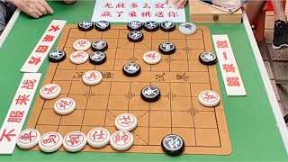 旁观大爷不停给象棋大师支招砍杀，孙浩宇举棋不定：你可别骗我啊