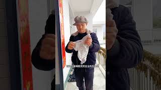 小伙现场把一个酒瓶子穿越美女的肚子，其实原理很简单！学会了去逗朋友玩 #魔术 #魔术表演 #魔术教学