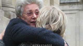 Évelyne DHÉLIAT réconforte la famille de Catherine LABORDE dès son arrivée aux Obsèques à Paris