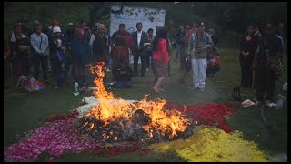 Sacerdotes mayas rezan por \