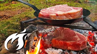 Krustenbattle: Caveman Steak vs. Eisenpfannensteak ASMR im Wald🔥🔥🔥
