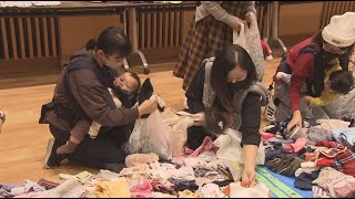 「おさがり品」目当てに長い列 　物価高…家計の助けに　子供服など2000点以上を500円以下で販売