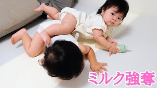 【年子】兄に覆いかぶさりミルクを強奪赤ちゃん