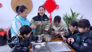 New Year countdown.The children make dumplings together,the New Year is getting stronger